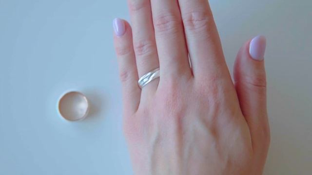 Обручальное кольцо 2301443-16 (золочение) и обручальное кольцо 2301442б16 (без покрытия) смотреть онлайн