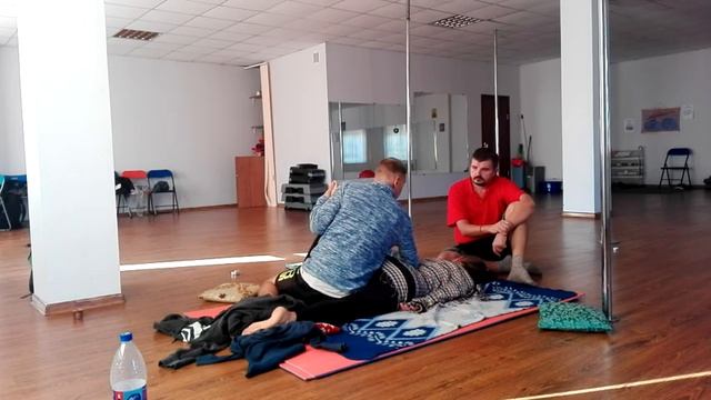 Тайский массаж - обучающее занятие. Партнер на спине: шея, голова; на животе: ноги, таз, спина