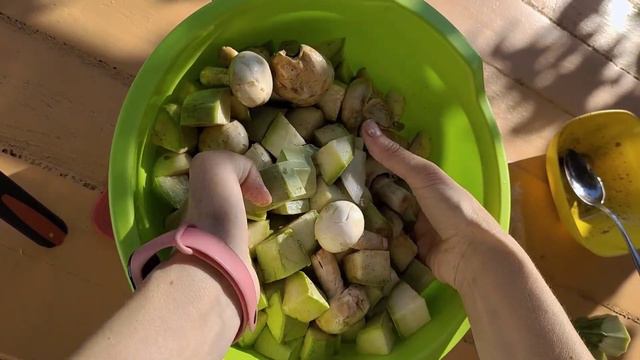 Летнее барбекю овощи на гриле мангале