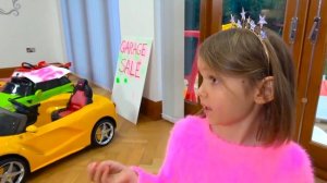 Макс и Катя играют в магазин спортивных машин