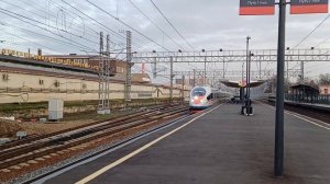 Сапсан пролетает станцию Сходня