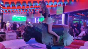 October 2nd mechanical bull riding ♉Vaya chica montando el toro mecanico