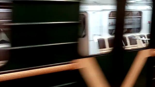 Состав метро 81 717.5 Номерной прибывает на станцию Медведково