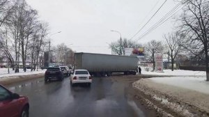 Пробка в сторону выезда. Фура при развороте у вещевого рынка на Московском шоссе застряла в снегу