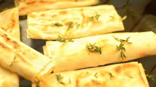 ВОСТОРГ!! ХРУСТЯЩАЯ закуска из ЛАВАША С СЫРОМ, ЧЕСНОКОМ и ТИМЬЯНОМ снэк Готовить просто с Люсьеной смотреть онлайн