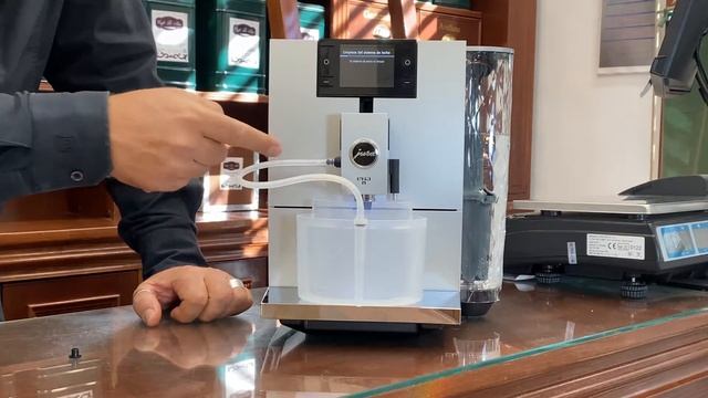 Limpieza del sistema de leche en la cafetera JURA ENA 8