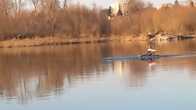 Спортсмен быстро плывет по реке Висла смотреть онлайн