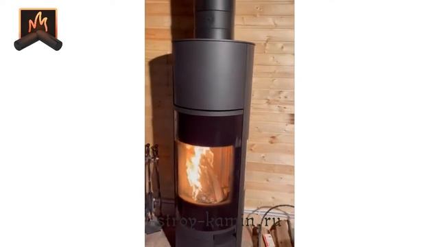 Современная дровяная печь с тремя стеклами BELO 3S AKUM Romotop с дымоходом Феникс в доме из дерева смотреть онлайн