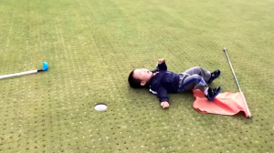 Мальчик проиграл в гольф