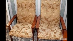 Старые кресла с деревянными подлокотниками
