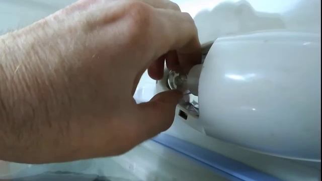Как снять крышку плафона лампы освещения в холодильнике Indesit.