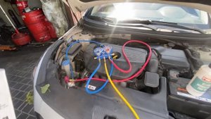 Заправка и проверка системы кондиционера на герметичность с вакуумизацией на примере личной машины.