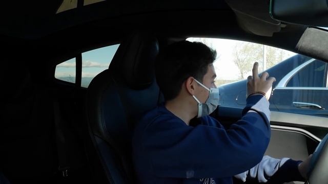 EL COCHE MÁS AVANZADO DEL MUNDO!! Tesla VS Porsche VS Mercedes Clase S? смотреть онлайн