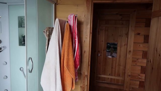 Ванная комната в деревянном доме. Отделка деревом.