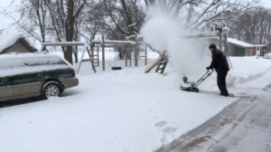 Снегоуборщик аккумуляторный Greenworks GD60ST, 60V (артикул 2602407) идеально убирает любой снег