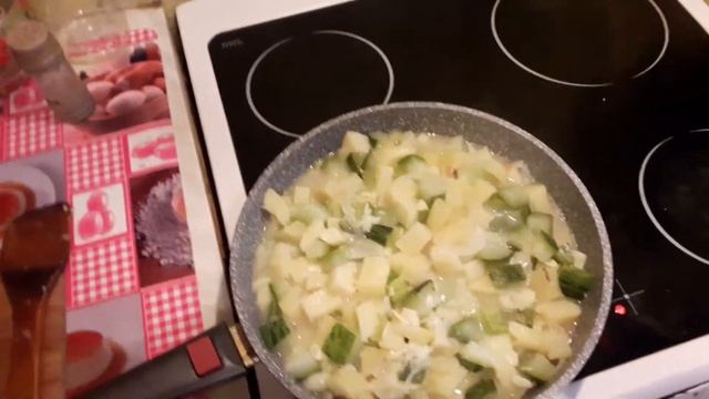 ОВОЩНОЕ РАГУ ИЗ МОЛОДОГО КАБАЧКА С КАРТОШКОЙ И ЛУКОМ. смотреть онлайн