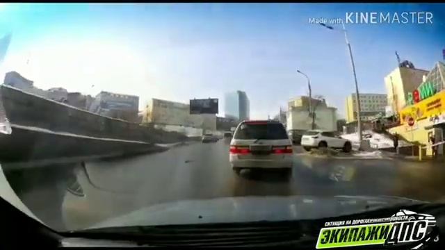 Во Владивостоке на улице Гоголя водитель автомобиля столкнулся с наглостью на дороге смотреть онлайн