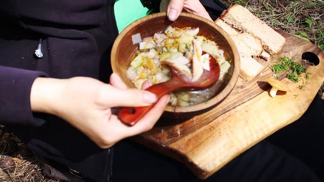 Вегетарианский суп с лесным мясом. Травяной чай с медом в сотах. смотреть онлайн