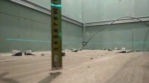 укладка плитки керамогранита на пол на уровне под лазерная