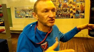 Правый прямой в корпус и удар "ножик"