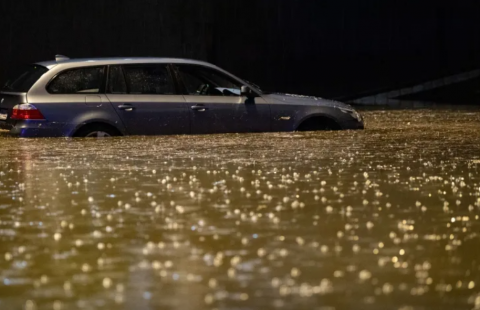 В Италии автомобили сносит потоками воды из-за сильнейших ливней