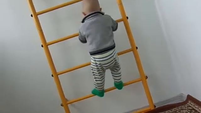 1 год и 2 месяца. Первая ступенька шведской лестницы смотреть онлайн