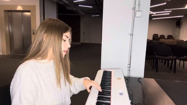 Кавер песня «Она не твоя». Девушка играет на фортепиано и поет смотреть онлайн