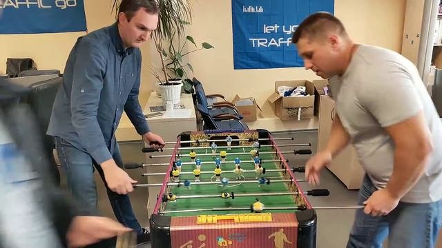 Весело играем в настольный футбол