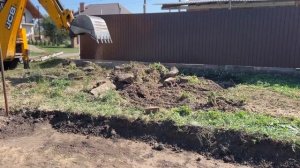 Подготовка основания участка, снятия плодородного слоя, вязка каркаса фундамента будущего дома