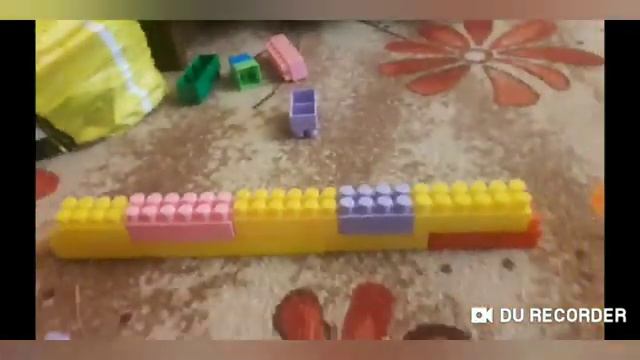 Строим корабль из конструктора. Большой корабль. Денис сам строит. Огромный теплоход. С 4 трубами.