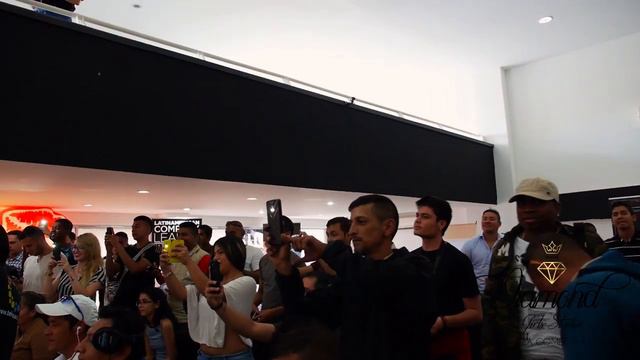 Firma de autografos Diamond Girls Studio & Esperanza Gomez