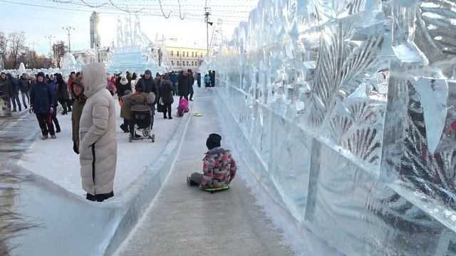Екатеринбург ледовый городок днем вместе с Настей. Новый год 2020.