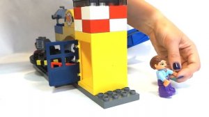Самолёт в городе Лего. Посадка пассажиров. Аэропорт Lego Duplo