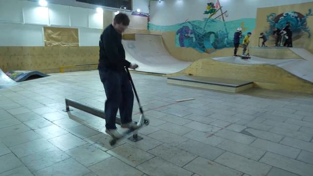 Крытый скейт парк в Москве. 👉Тут учат трюкам. Обучение трюковому самокату с Инструктором смотреть онлайн