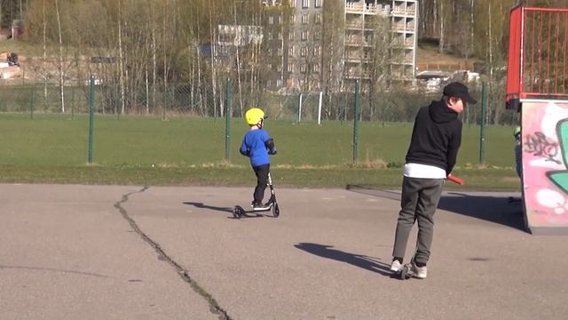 ВПЕРВЫЕ В НАСТОЯЩЕМ СКЕЙТПАРКЕ. Двойняшки с братиками на самокатах смотреть онлайн