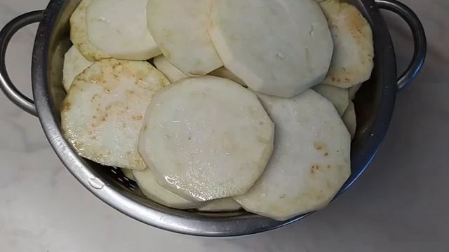 Острые баклажаны с чесноком - очень вкусная закуска.