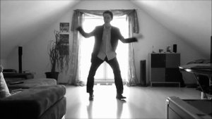 Парень классно танцует shuffle (шаффл) под Голубую Луну Моисеева