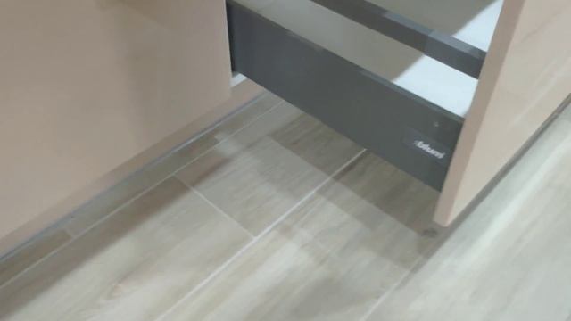 Кухня крашеная в цвете капучино. Без ручек на системе тандембокс тип он блюмоушн. смотреть онлайн