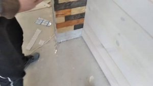 Облагоражуем дом деревом. Клеем дерево на стены из пеноблока.