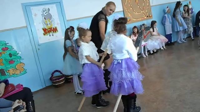 Кружок "Дошколёнок". Новый год. Подвижная игра: «Три богатыря» 2015г. смотреть онлайн