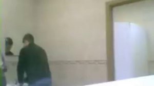Съемка скрытой шпионской камерой в туалете