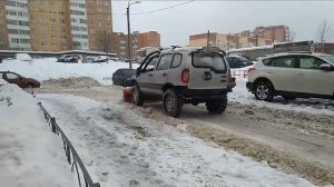 Чистим двор от снега - Гатчина, ул. Рощинская) Шнива с отвалом