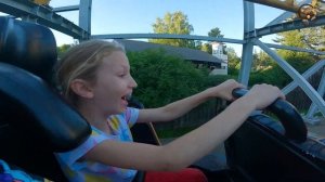 Диана и Даня в парке развлечений. Детский блог на Манкиту.