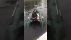 Мастерское управление моторной лодкой!