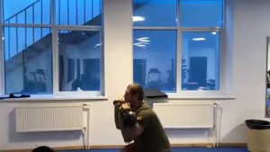 Александр Емельяненко тренировка с гирей! Тренируется всё тело!