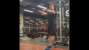 Горизонтальная тяга к груди с канатом стоя в блоке