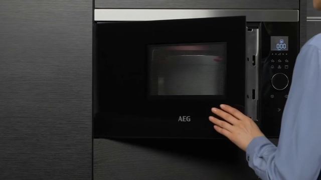 Four micro-ondes - Ouverture électronique de la porte смотреть онлайн