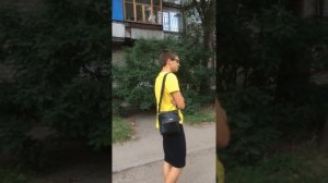 Парень в юбке решил погулять.