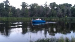 лодка плывёт по реке