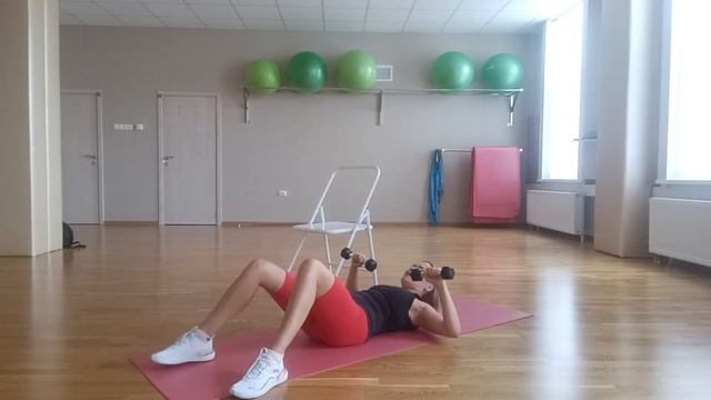 Грудные, трицепс, пресс, верх спины и задние дельты. #фитнесДома #пресс #фитнесвзале